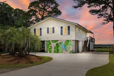 Image de Folly Beach Home with Water Views + Bikes!