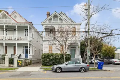 Image de Downtown's Historic 7-Bedroom Designers Home