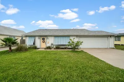 Image de This house is a 4 bedroom(s), 3 bathrooms, located in Rockport, Tx.