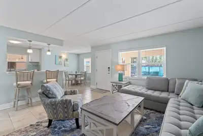 Image de Newly renovated 2/2 in N Redington Beach