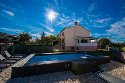 Cozy and modern house with pool 10 minutes walk from the sea