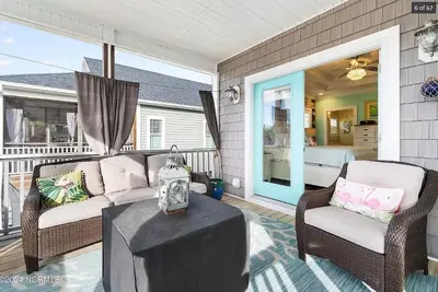 Image de Open concept, charming home on Ne 50th with a Salt Water Pool, fenced in.