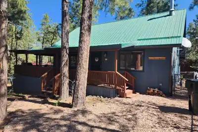 Image de Cozy T&G Cabin With Covered Wrap Around Decks Completely Fenced For Your Pups!