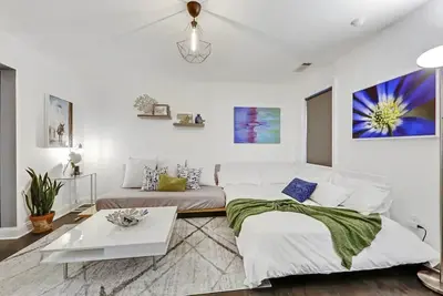 Image de Contemporary Suite in Trendy Atlanta Neighborhood