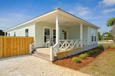 Image de Cozy Beach Cottage with Private Pool and walk to Beach!