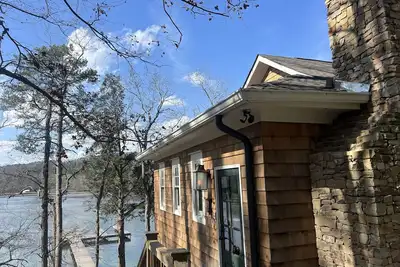 Image de Nature lover’s dream with this secluded waterfront cabin on Lake Guntersville!