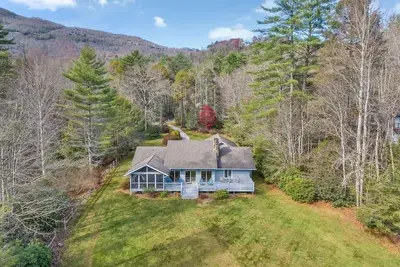 Image de Escape to Serenity: Lakefront Paradise Awaits! Amenities Included