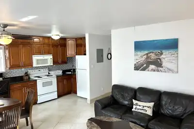 Image de 2 bedroom condo just footsteps from the beach in Freeport, Bahamas.