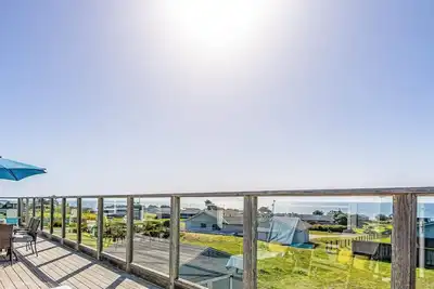 Image de Panoramic ocean views with 3 king beds, 2 units, firepit and fireplace!