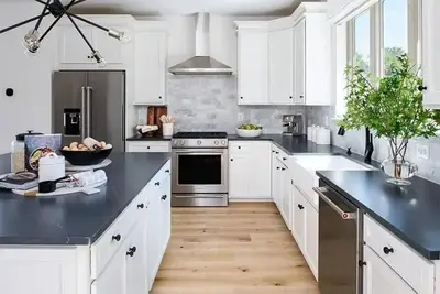 Image de Brand New Designer townhome retreat in the city\n\n
