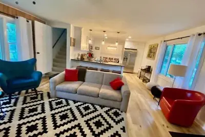 Image de Comfortable, newly renovated home, walk to beach! \n