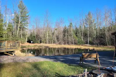 Image de Charming house on wooded acreage 1/4 mi from Sackett Lk in Medford with WiFi, Ac