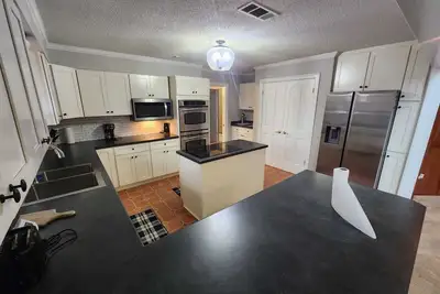Image de Southern Large Lake Front Custom Estate Sleeps 25