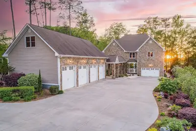 Image de 💥 Saltwater Pool, 8 Bedrms, Sunset Views, Main Lake Cove, Pets🥇