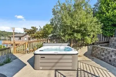 Image de Lakefront w\/ Hot tub, and Dock!