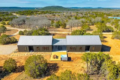 Image de Double Modern Cabins w\/hill country views!