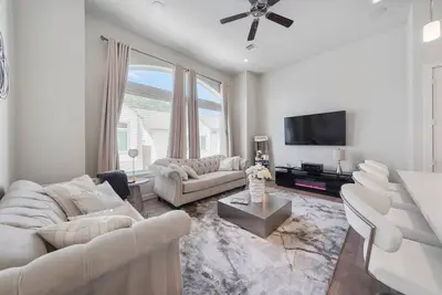 Image de Upscale 3 Bedroom 2. 5 Bath Oasis!