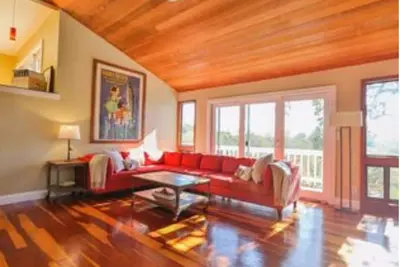 Image de Great 3-bedroom private house, inground pool 1. 1 acres 5 minutes from downtown