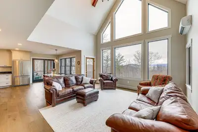 Image de Mountain-View Home in Stoneham w\/ Hot Yoga Studio!
