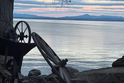 Image de A camp on Lake Champlain, private pebble beach frontage, with a warm fireplace.