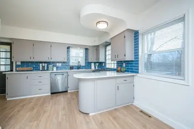 Image de In town acreage can be your private retreat! !