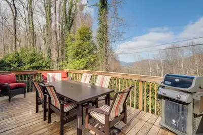 Image de Peaceful Hendersonville Cabin - Hot Tub & Fire Pit