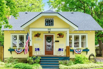 Image de Historic Home- Walk to Downtown- Hot Tub- Kids Themed room-Playhouse- Arcade