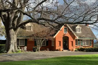 Image de Single level shady retreat with pastoral views and access to our gardens.