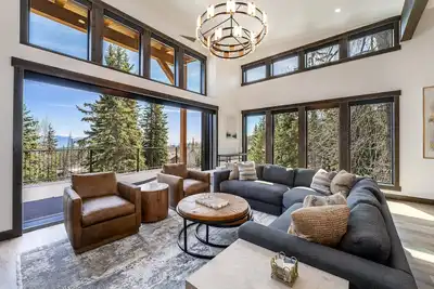 Image de Ski In\/Ski Out, Pool Table + Hot Tub & Views!