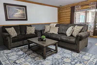 Image de Hunters Lodge in Custer\n18+ guests - 8 bedrooms - 18 beds - 6 baths
