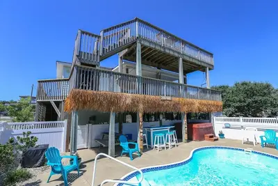 Image de 4 Bed, 2 Bath dog friendly home with pool, hot tub and tiki bar!