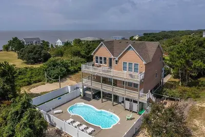 Image de Oceanside, close to Duck Village, 7 bed, 4. 1 bath, pool, hot tub, dogs allowed!