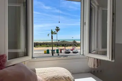 Image de Stunning sew views, first beach row