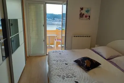 Image de Appartement de deux chambres avec la terrasse et la vue sur le mer Supetarska Draga - Gornja, Rab (A-22719-b)