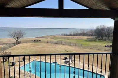 Image de Luxury lake house with pool king bed
