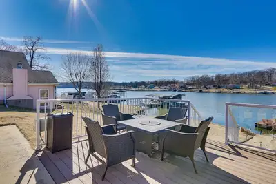 Image de Private Dock: Lakefront Sunrise Beach Home