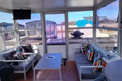 Image de Houseboat. \n Accommodation Only. \nLocation - Mqr and Boundry Island Brewery.