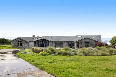 Image de Remodeled oceanfront estate with ocean views, fireplace, kitchen & kitchenette