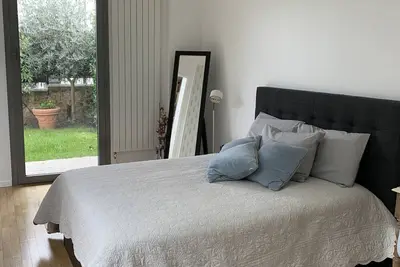 Image de Chambre bleue cosy avec salle de douche privée