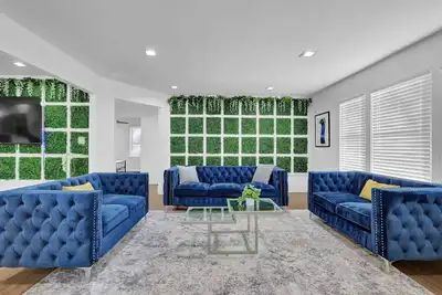 Image de 🏡 Spacious Luxury: 7br, 6Bath home with 11 beds, ideal for large families or corporate groups