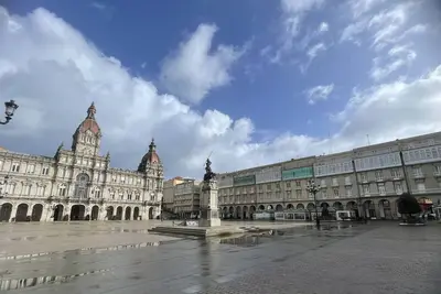 Image de La Casa de Maria Pita Estrena Piso Recién Reformado en Plaza de María Pita! 🌟