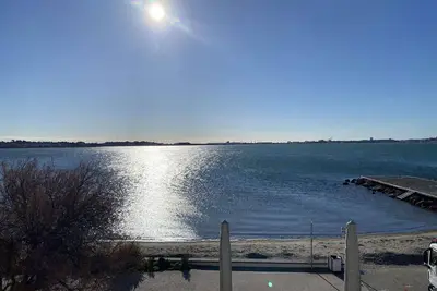 Image de Studio climatisé avec Wifi et vue sur l'étang de Thau