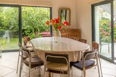 Image de Maison familiale rénovée à 150m des criques, 4 chambres, jardin privé, cheminée, parking, WiFi