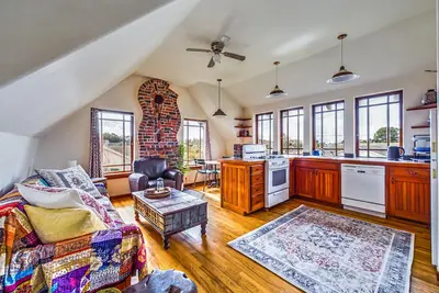 Image de A combo of the 2nd and 3rd floors of SkyDeck House, dog / pet friendly!