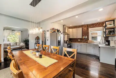 Image de Gorgeous Victorian home, ideal for family!