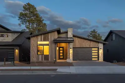 Image de Modern Home with Detached Studio