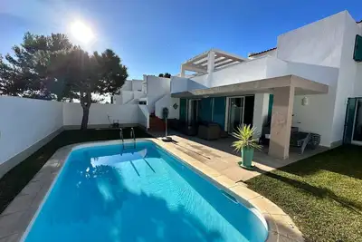 Image de Modern villa, swimming pool and walking 5 minutes to the beach, no traffic.