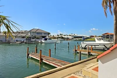 Image de Waterfront Canal Property - Close to Foreshore, Shopping Precinct and Cafes