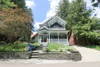 Image de Classic Chautauqua Victorian gingerbread charm beautifully appointed with countless modern amenities!