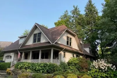 Image de Hanson House: Exceptional, one-of-a-kind property with soaring vaulted ceilings and lovely porches!